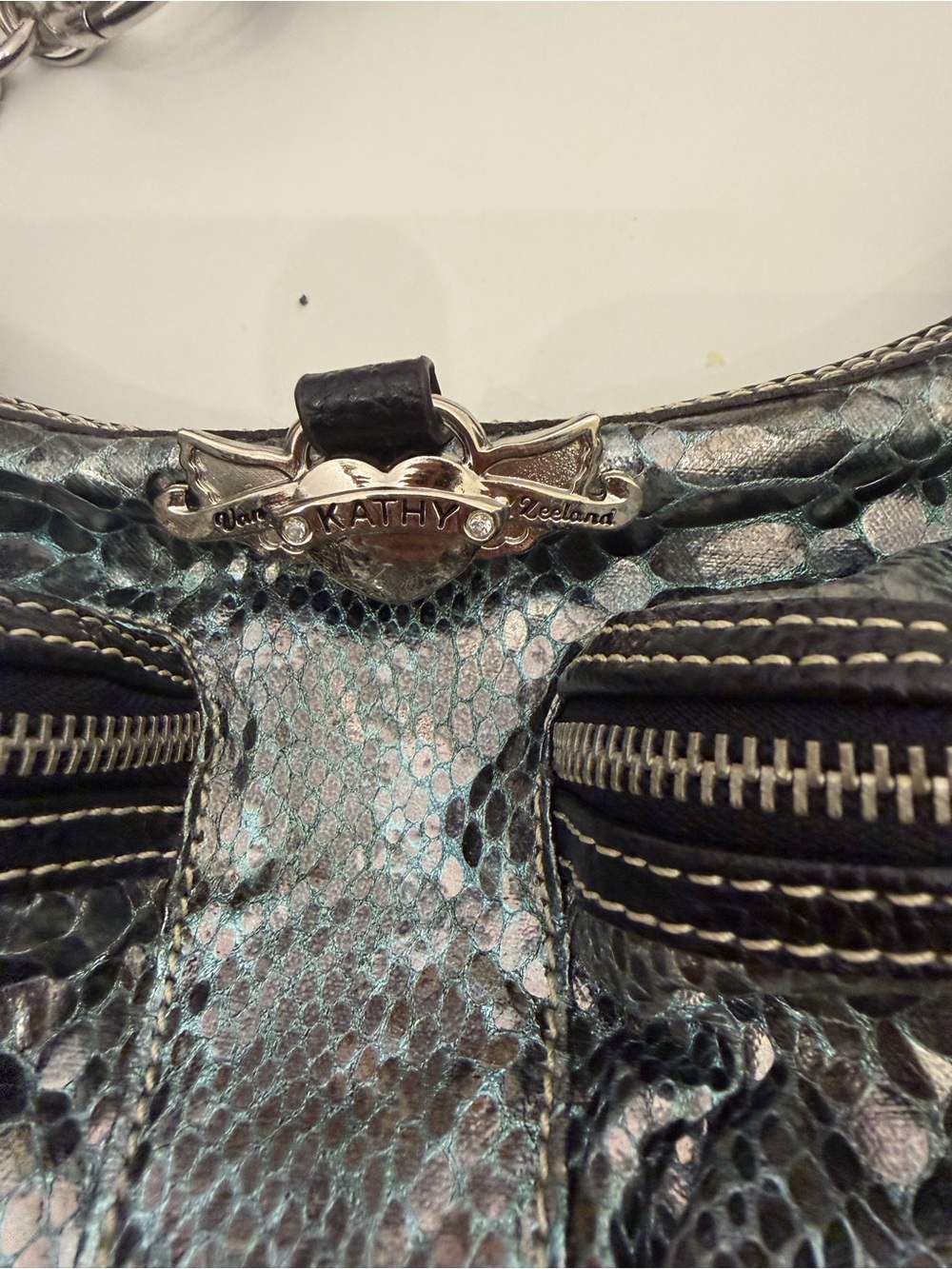 ✨ Kathy Van Zeeland Y2K Metallic Snakeskin Shoulder Bag ✨ - Picture 5 of 8